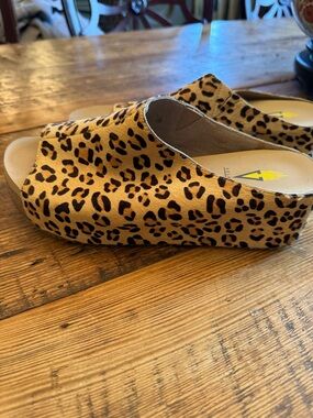 Volatile Leopard Print Open-Toe Slide in Tan & Black